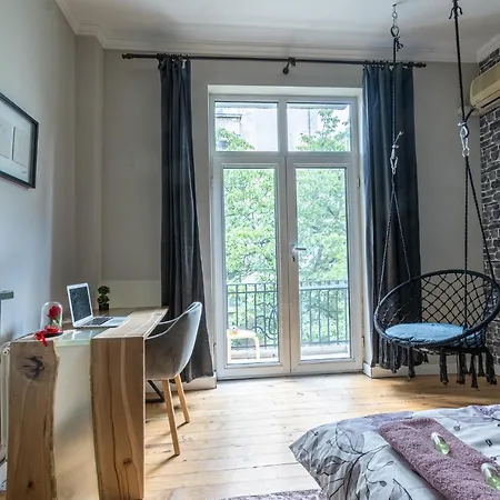 5 Seconds Away From The Main Street, Free Secured Parking *