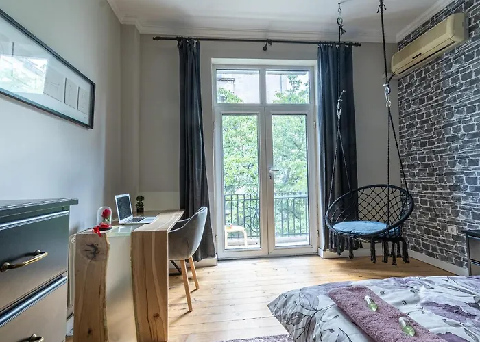 5 Seconds Away From The Main Street, Free Secured Parking *